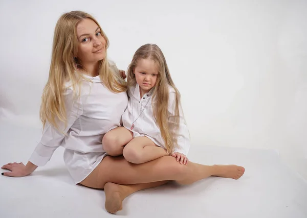 Verdadeira Família Mãe Filha Caucasiana Camisas Brancas Fundo Estúdio — Fotografia de Stock