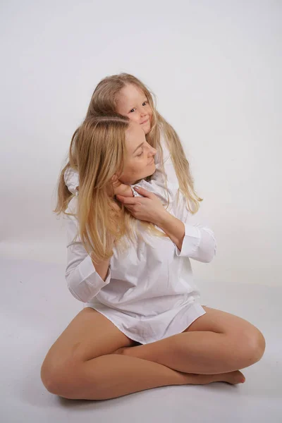 Familia Real Madre Hija Caucásicas Camisas Blancas Fondo Del Estudio — Foto de Stock