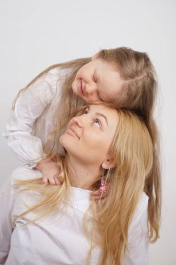 stüdyo arka planda beyaz gömlekli beyaz anne ve kızının gerçek ailesi