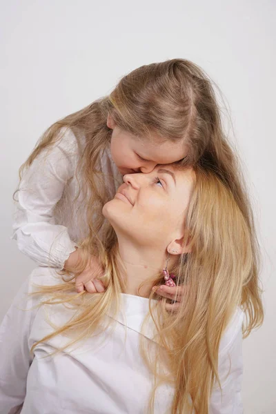 真正的家庭的白人母亲和女儿在工作室背景的白衬衫 — 图库照片