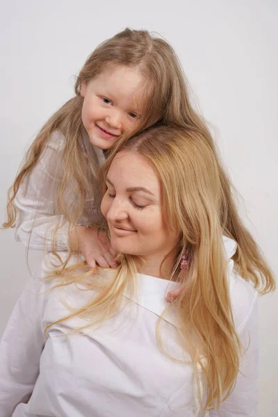 Real Family Caucasian Mother Daughter White Shirts Studio Background — Stock Photo, Image