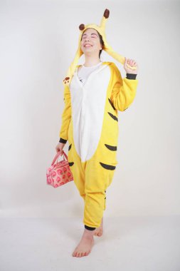 büyük sarı pijama kigurumi komik neşeli kız Studio beyaz bir arka plan üzerinde poz