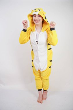 büyük sarı pijama kigurumi komik neşeli kız Studio beyaz bir arka plan üzerinde poz