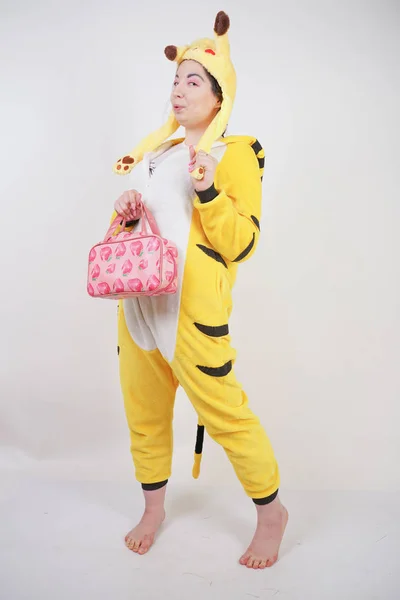 Büyük Sarı Pijama Kigurumi Komik Neşeli Kız Studio Izole Beyaz — Stok fotoğraf
