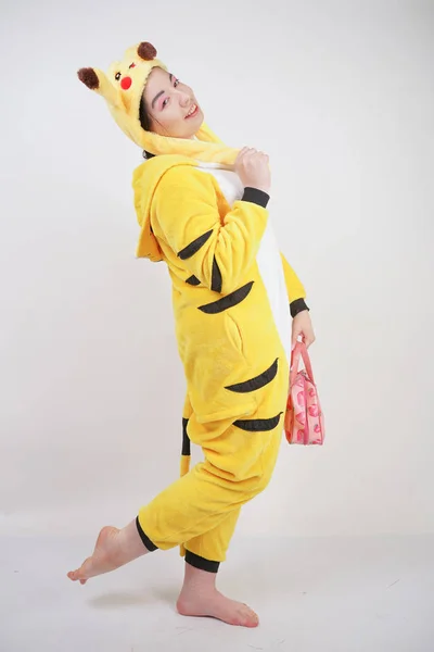 Engraçada Menina Alegre Grande Pijama Amarelo Kigurumi Posando Fundo Branco — Fotografia de Stock