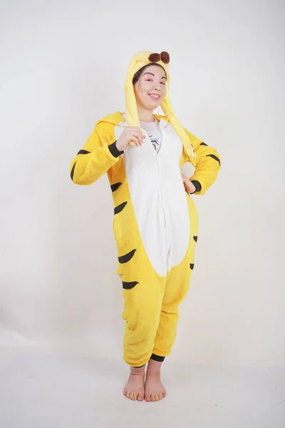 Grappig Vrolijk Meisje Grote Gele Pyjama Kigurumi Poseren Een Witte — Stockfoto