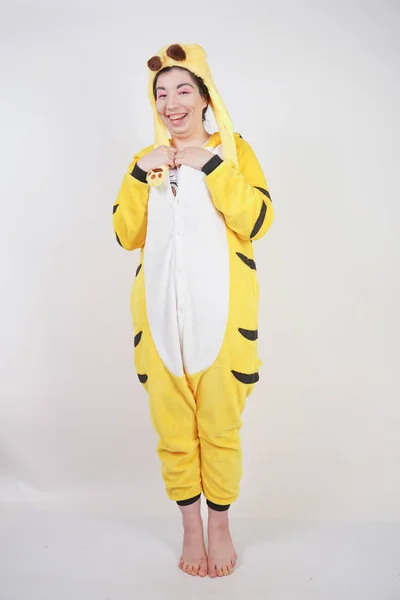 Lustige Fröhliche Mädchen Großen Gelben Pyjama Kigurumi Posiert Auf Weißem — Stockfoto