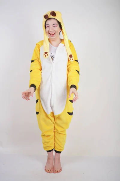 Divertida Chica Alegre Pijama Amarillo Grande Kigurumi Posando Sobre Fondo —  Fotos de Stock