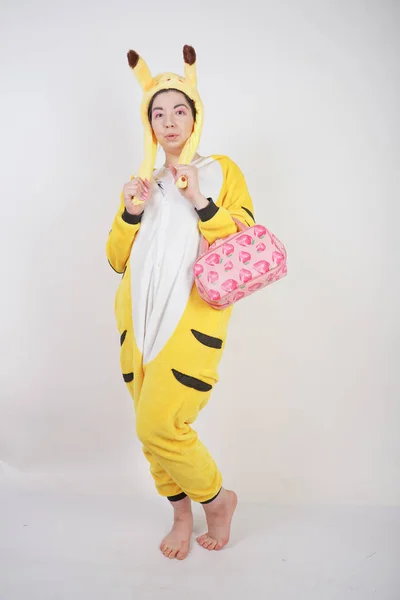 Смешная Веселая Девушка Большой Желтой Пижаме Кигуруми Позирует Белом Фоне — стоковое фото