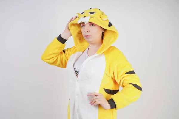 Rolig Glad Tjej Stora Gula Pyjamas Kigurumi Poserar Vit Bakgrund — Stockfoto