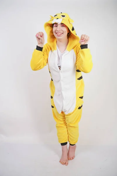 Divertida Chica Alegre Pijama Amarillo Grande Kigurumi Posando Sobre Fondo — Foto de Stock