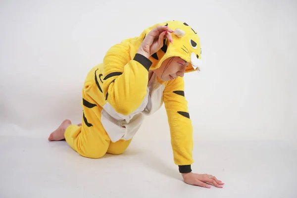 Αστείο Χαρούμενο Κορίτσι Μεγάλες Κίτρινες Πιτζάμες Πιτζάμα Kigurumi Ποζάρει Λευκό — Φωτογραφία Αρχείου