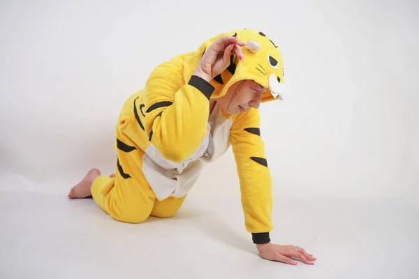 Divertente Allegra Ragazza Grande Pigiama Giallo Kigurumi Posa Uno Sfondo — Foto Stock