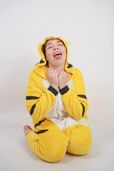 Engraçada Menina Alegre Grande Pijama Amarelo Kigurumi Posando Fundo Branco — Fotografia de Stock