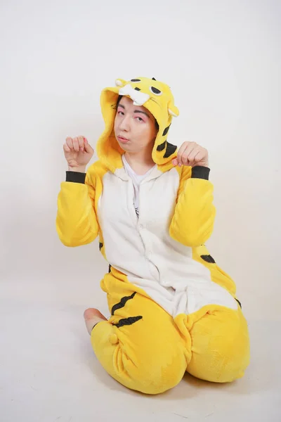Divertida Chica Alegre Pijama Amarillo Grande Kigurumi Posando Sobre Fondo — Foto de Stock