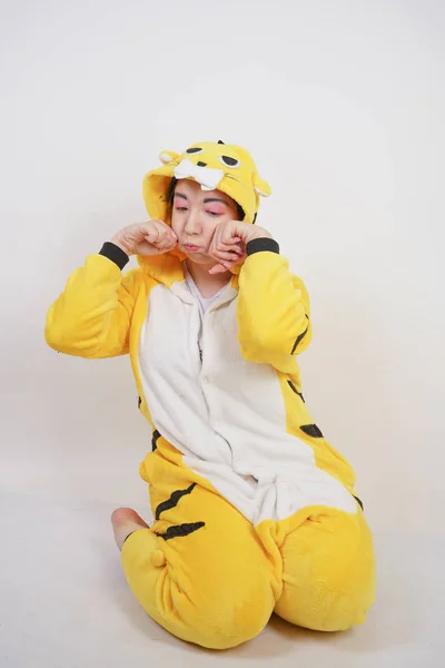 Rolig Glad Tjej Stora Gula Pyjamas Kigurumi Poserar Vit Bakgrund — Stockfoto