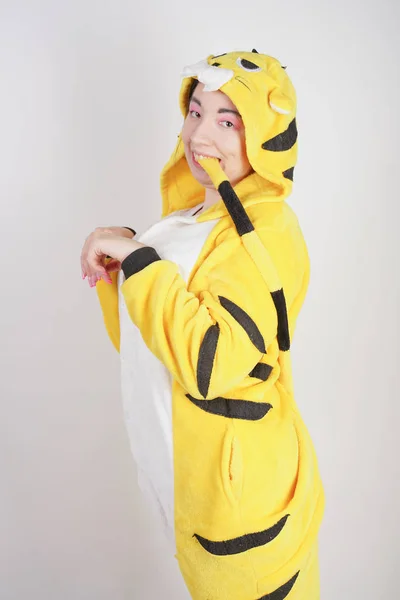 Lustige Fröhliche Mädchen Großen Gelben Pyjama Kigurumi Posiert Auf Weißem — Stockfoto