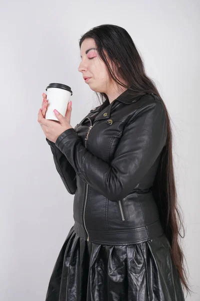 Chica Alternativa Moda Con Una Taza Papel Café Sobre Fondo —  Fotos de Stock