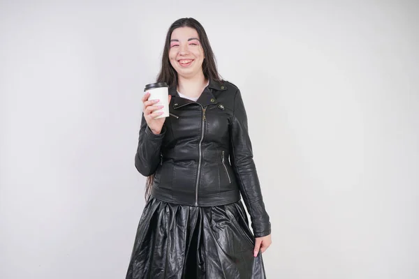 Chica Alternativa Moda Con Una Taza Papel Café Sobre Fondo — Foto de Stock