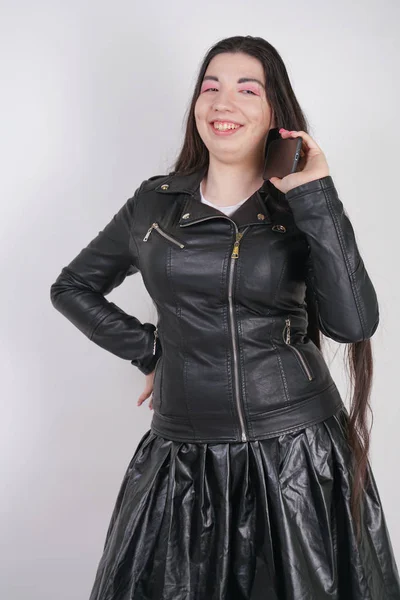 Encantadora Morena Chaqueta Cuero Negro Estilo Rock Levanta Con Teléfono — Foto de Stock