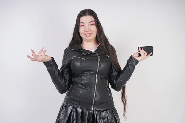 Encantadora Morena Chaqueta Cuero Negro Estilo Rock Levanta Con Teléfono — Foto de Stock