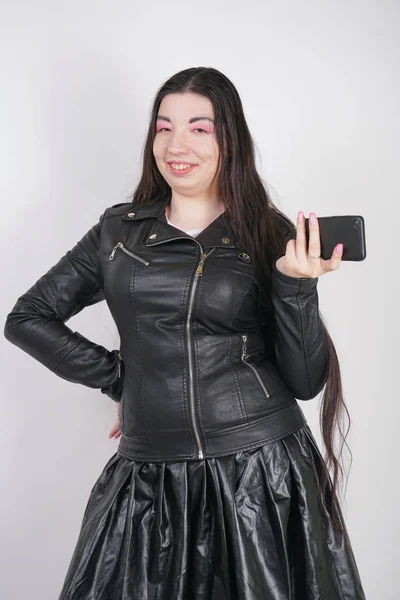 Morena Encantadora Jaqueta Couro Preto Estilo Rock Fica Com Smartphone — Fotografia de Stock