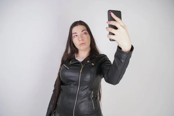 Morena Encantadora Jaqueta Couro Preto Estilo Rock Fica Com Smartphone — Fotografia de Stock