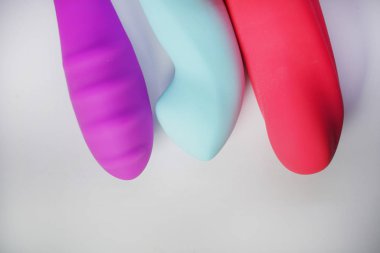 Stüdyo izole beyaz arka plan üzerinde Parlak seks oyuncakları 