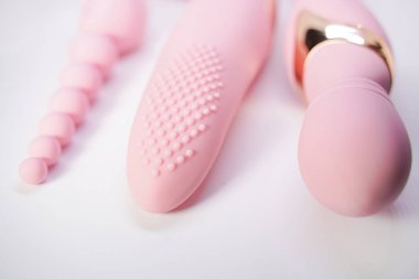 Stüdyoda beyaz arka plan üzerinde Parlak seks oyuncakları 