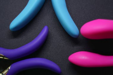 Stüdyoda beyaz arka plan üzerinde Parlak seks oyuncakları 