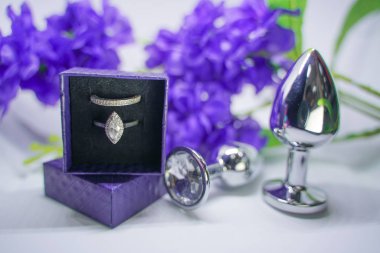 Stüdyo izole beyaz arka plan üzerinde Parlak seks oyuncakları 