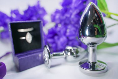 Stüdyo izole beyaz arka plan üzerinde Parlak seks oyuncakları 