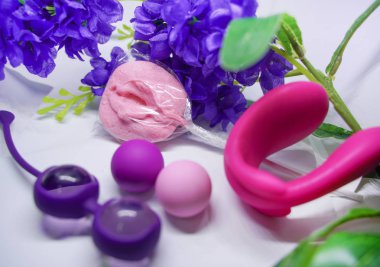 Stüdyo izole beyaz arka plan üzerinde Parlak seks oyuncakları 