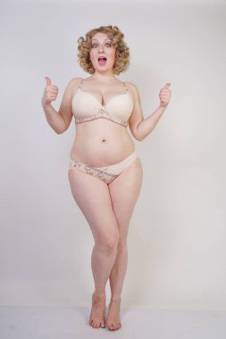 artı boyutu vücut ve soluk deri beyaz stüdyo arka planda iç çamaşırı moda iç çamaşırı giyen güzel kafkas tombul kadın