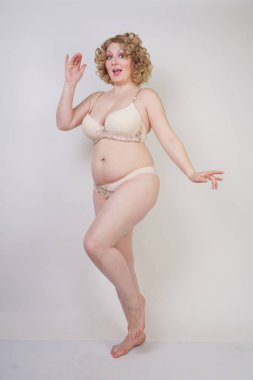 artı boyutu vücut ve soluk deri beyaz stüdyo arka planda iç çamaşırı moda iç çamaşırı giyen güzel kafkas tombul kadın