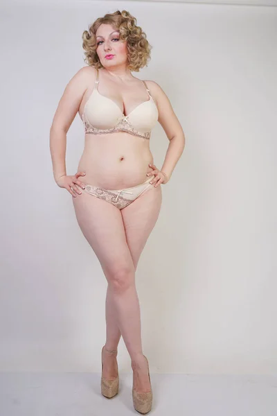 Bonito Caucasiano Gordinha Mulher Com Size Corpo Pálido Pele Vestindo — Fotografia de Stock