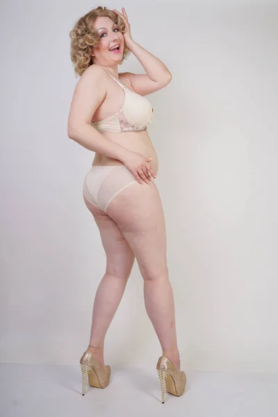 漂亮的白种人胖子妇女加大小身体和苍白的皮肤穿内衣时尚内衣在白色工作室背景 — 图库照片