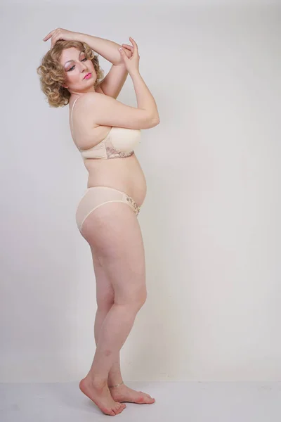 Bella Caucasico Paffuto Donna Con Size Corpo Pelle Pallida Indossare — Foto Stock