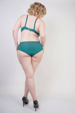 Artı boyutu vücut ve soluk cilt beyaz stüdyo arka plan tek başına dantel seksi iç çamaşırı giyen güzel genç beyaz tombul kadın