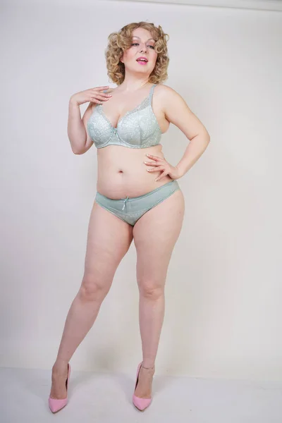 예쁜 백인 통통한 여자 와 플러스 크기 몸과 창백한 피부 착용 녹색 레이스 섹시 속옷 에 화이트 스튜디오 배경 — 스톡 사진