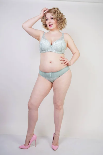 예쁜 백인 통통한 여자 와 플러스 크기 몸과 창백한 피부 착용 녹색 레이스 섹시 속옷 에 화이트 스튜디오 배경 — 스톡 사진