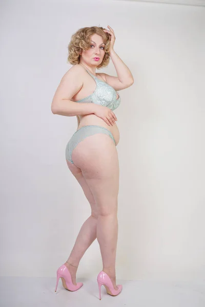 Pretty kaukasiska knubbig kvinna med Plus storlek kropp och blek hud bär grön spets sexiga underkläder på vit Studio bakgrund — Stockfoto
