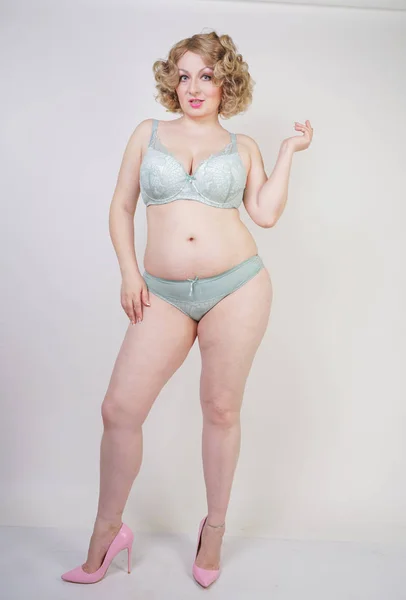Pretty kaukasiska knubbig kvinna med Plus storlek kropp och blek hud bär grön spets sexiga underkläder på vit Studio bakgrund — Stockfoto