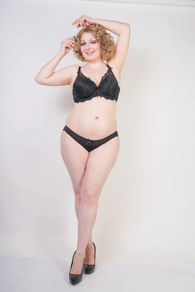 Linda Jovem Caucasiana Gordinha Mulher Com Corpo Size Pele Pálida — Fotografia de Stock