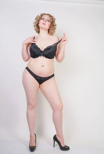 Belle Jeune Femme Potelée Caucasienne Avec Corps Taille Une Peau — Photo