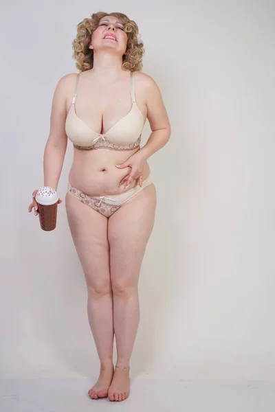 Adulto Mulher Com Sobrepeso Fica Lingerie Odeia Sua Barriga Gordura — Fotografia de Stock