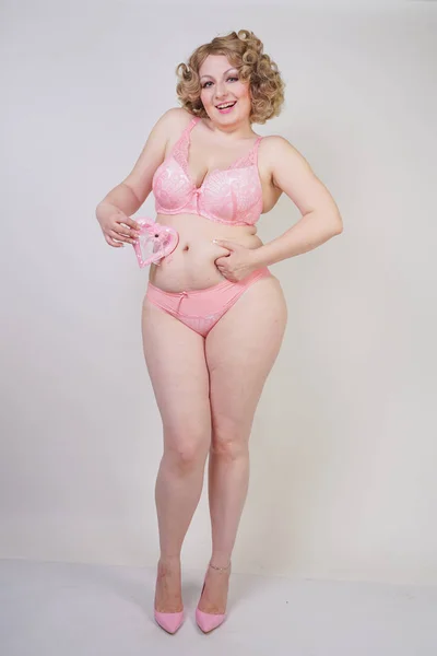 Dospělá Žena Nadváhou Spodní Prádlo Miluje Její Břicho Tuk Bílém — Stock fotografie