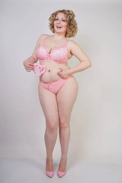 Dospělá Žena Nadváhou Spodní Prádlo Miluje Její Břicho Tuk Bílém — Stock fotografie