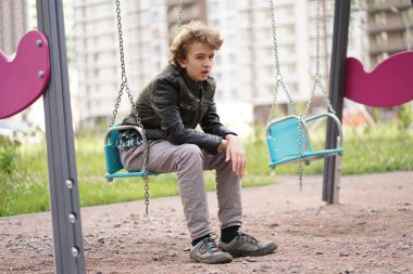 Oyun Alanı'nda üzgün yalnız genç açık havada. iletişim kavramında ergenliğin zorlukları. 