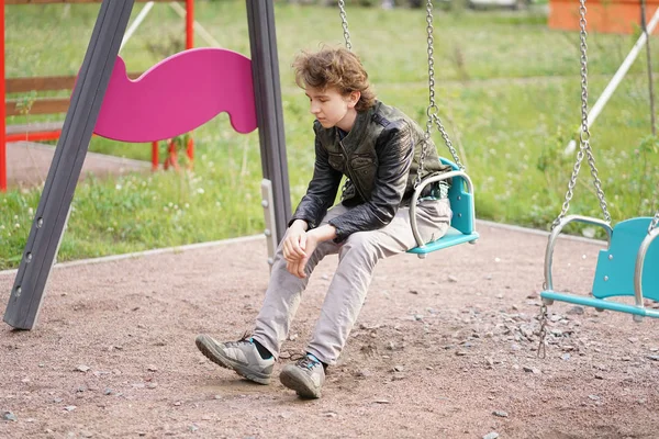 Trauriger Einsamer Teenager Draußen Auf Dem Spielplatz Die Schwierigkeiten Der — Stockfoto